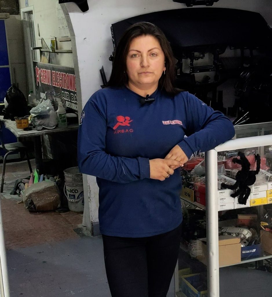 Especialista de Airbag Solutions LR en taller de airbags